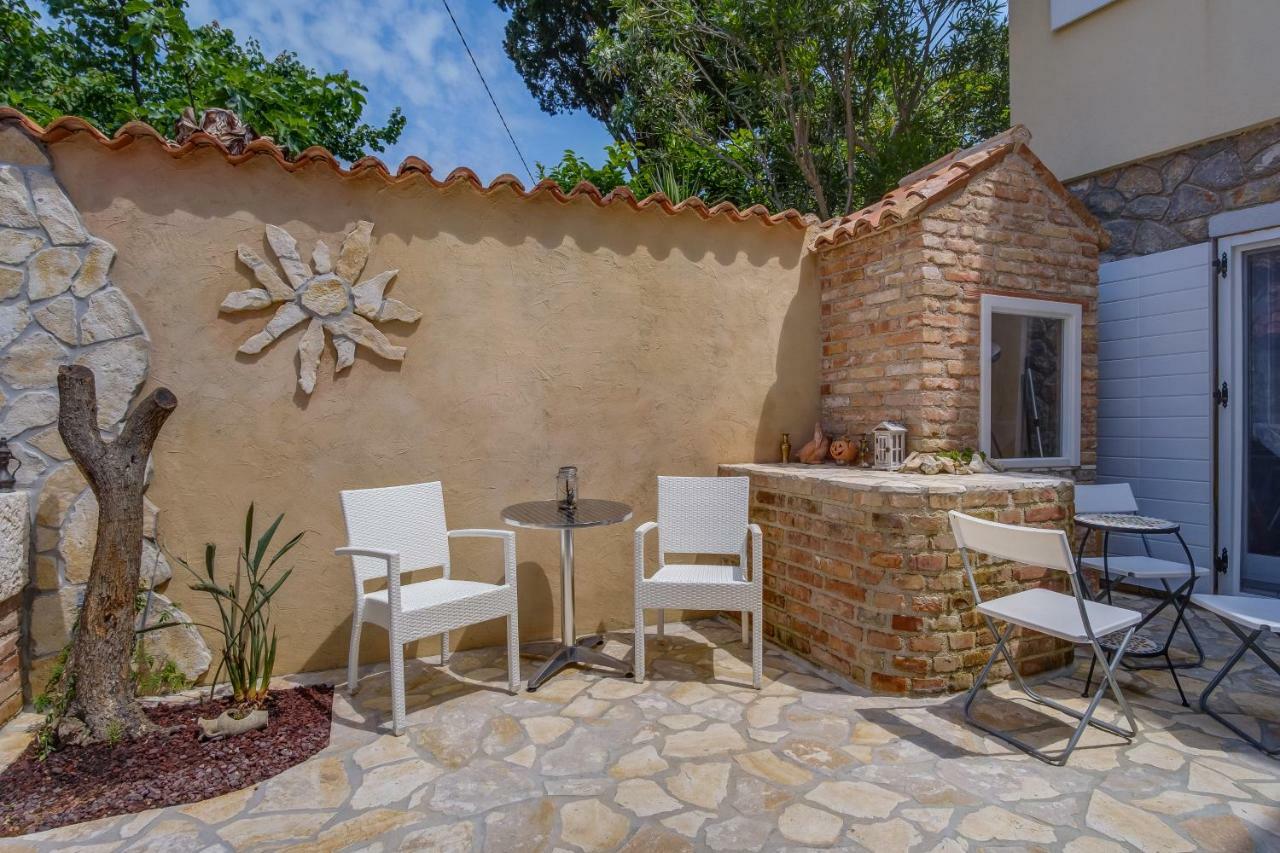 Mediterranes Ferienhaus M. Terrasse Veli Lošinj Extérieur photo
